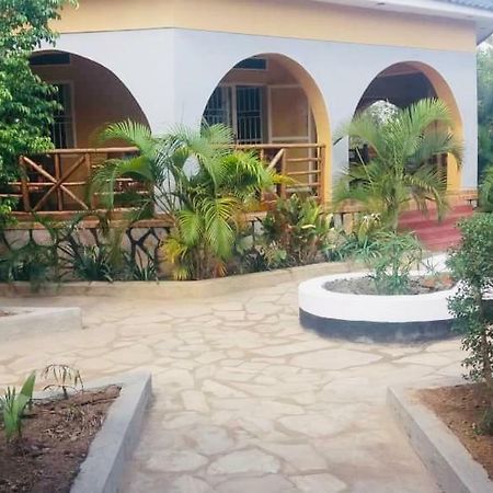 Lavic Country Resort Adjumani المظهر الخارجي الصورة